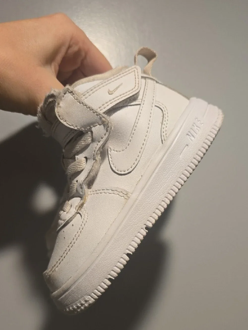 7c US   Kids White High-Top Sneakers